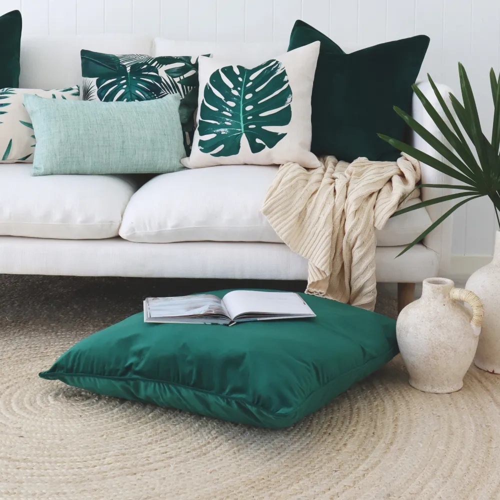 A floor scene is shown with a central 70x70 cushion cover.