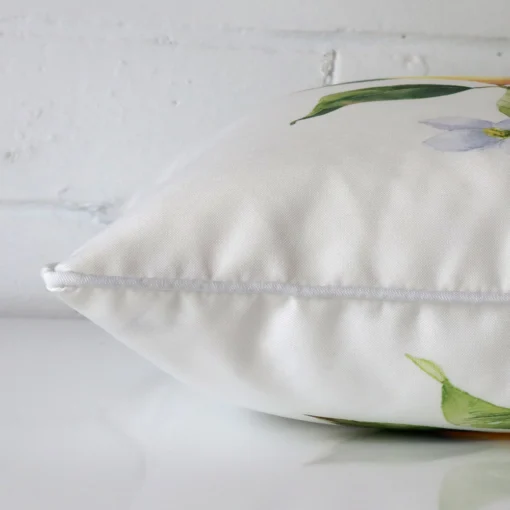 Lateral angle image of an outdoor square cushion. The design is highlighted along its seams.