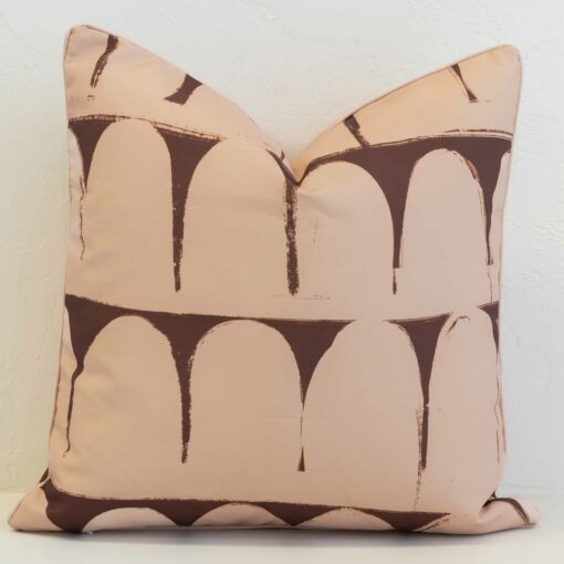 sienna-arch-waterproof-outdoor-cushion-cover---sc1157-45 Sienna outdoor cushion with repeating arch pattern in warm brown on peach background.